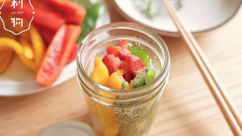 万能油渍彩椒,加进食盐 。