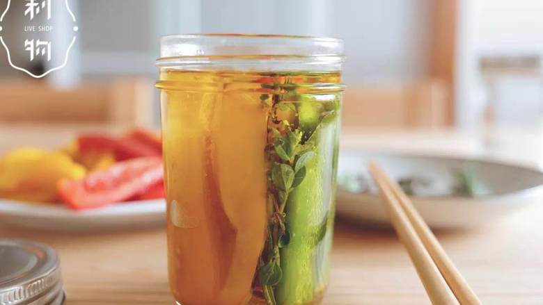 万能油渍彩椒,倒入橄榄油 ，没过彩椒即可。冰箱冷藏一天，即可食用。