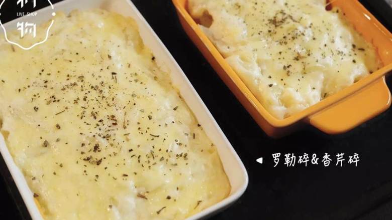 奶汁焗土豆,15分钟后取出,撒一些香草碎,不加锡纸,用180℃中层继续烤20分钟,至表面金黄。