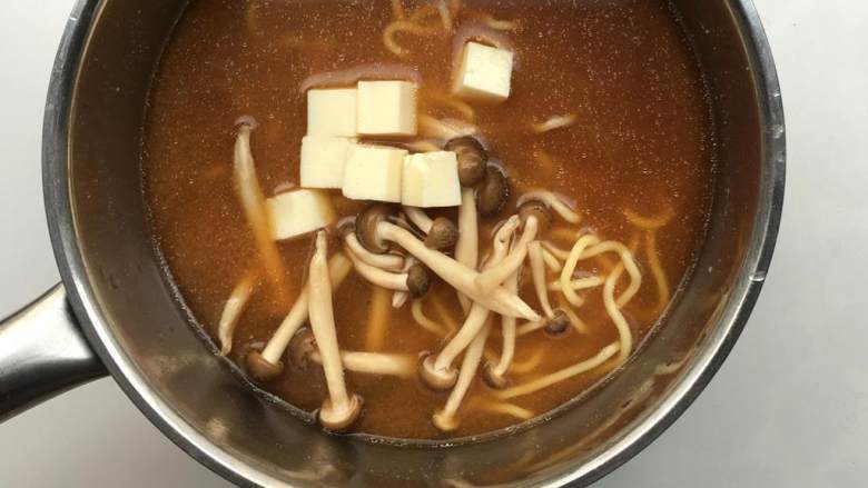 日式味增拉面,炖煮4分钟,将鸡蛋对半切开,尝一尝汤的咸淡,需要的话加入剩余的老抽 ,味增酱或者胡椒。