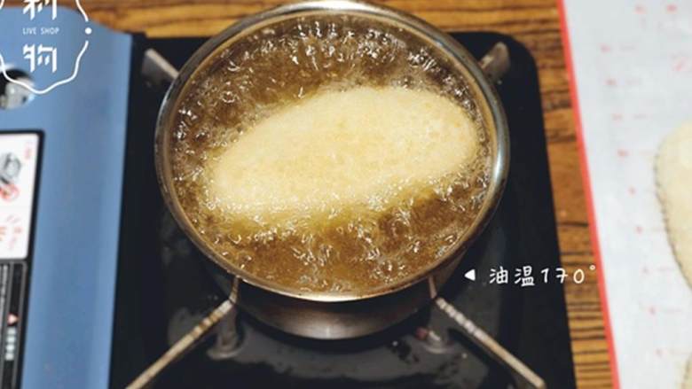 拯救世界的咖喱包,油温170℃,放入咖喱包,炸1-2分钟,翻面再炸1-2分钟,两面均炸至金黄。