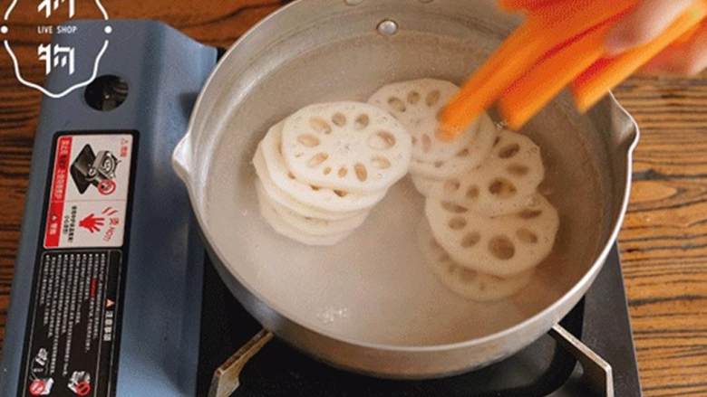 西式醋泡菜,将所有食材焯水,水滚后下锅,再次沸腾后煮约1分钟。根据你选择的蔬菜,根类的可以焯水时间长一些。煮好后,捞出晾凉。