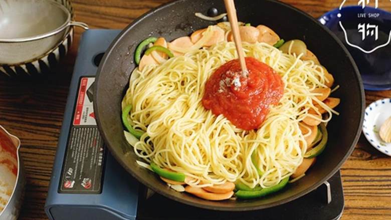 那不勒斯意面,热锅放入黄油 ,化开后放入食材翻炒3-5分钟,至洋葱青椒开始变软,倒入意面,搅拌至面表面都沾有黄油,倒入酱汁后关火,搅拌均匀。