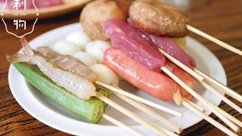 大阪炸串,将鹌鹑蛋 ,藕片,秋葵,基围虾 ,猪里脊 ,台式香肠杏鲍菇 ,南瓜片 串在竹签上。