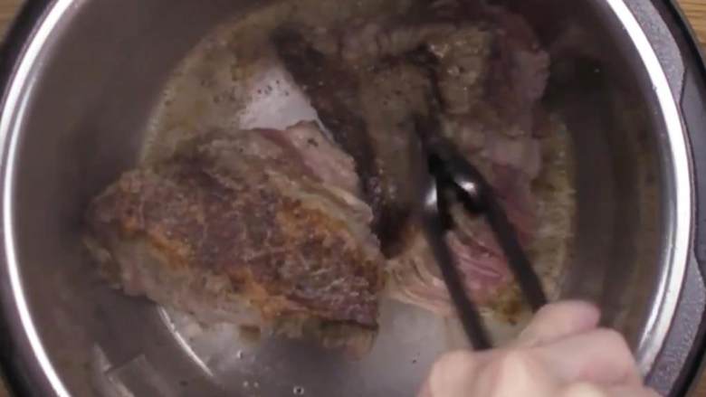 暖心的炖牛肉,开火热锅,加橄榄油 ,把牛肉的一面煎5分钟。
