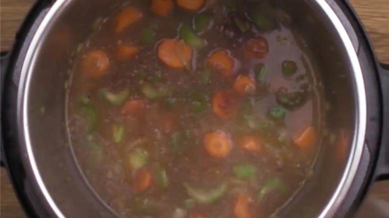 暖心的炖牛肉,在锅里倒进雪莉酒 加热。