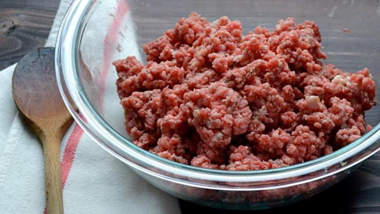 培根芝士牛肉堡,把牛肉糜 放进大碗里,加进培根碎、粗盐 、黑胡椒粉 还有水 ,搅拌均匀。