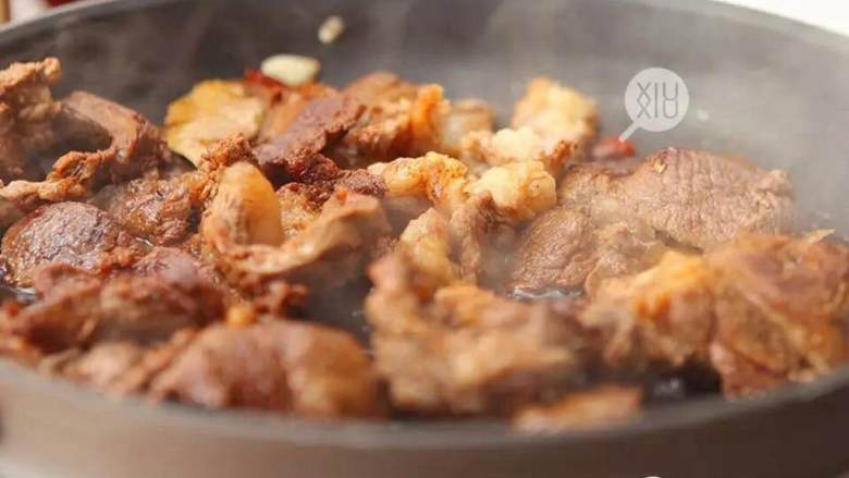 红烧牛肉面,放入沥干额的牛肉,转大火,放入料酒 ,生抽 ,老抽 ,煸炒至牛肉充分上色。倒入刚刚的牛肉原汤,没过牛肉,放入电压力锅中,炖40分钟。