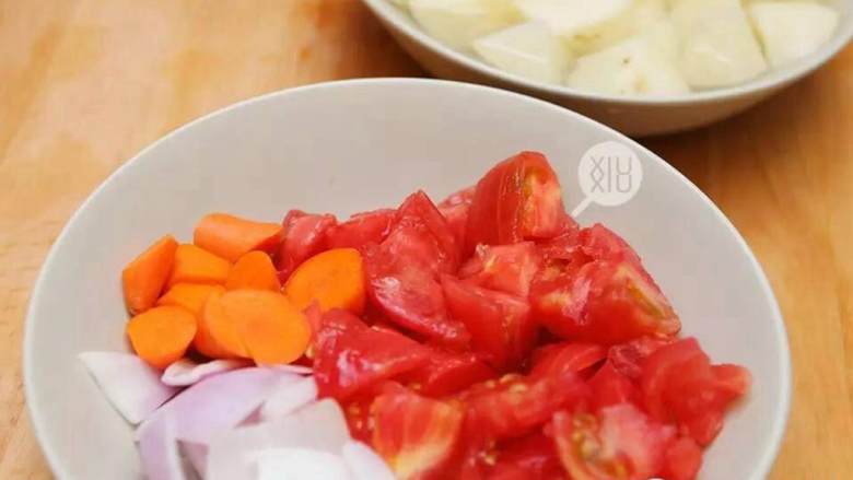 红烧牛肉面,炖肉的同时准备蔬菜,西红柿 ,土豆 ,胡萝卜 ,洋葱 切大块。肉炖好后,放入蔬菜再炖半小时。