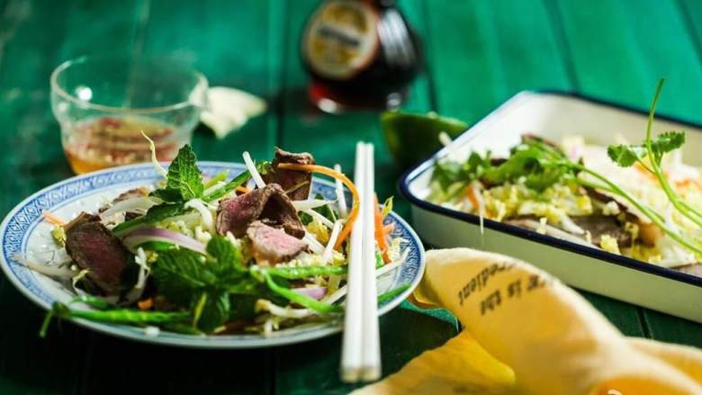 牛肉脆白菜沙拉,大白菜 、荷兰豆 、绿豆芽 、胡萝卜 、薄荷叶 、香菜 和牛肉大致混合一下,浇上酱汁,浓浓的东南亚味道就扑鼻而来了!