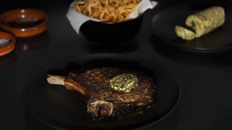 完美肋眼牛排,现在制作香料黄油,将罗勒 ,牛至 和欧芹 切碎。