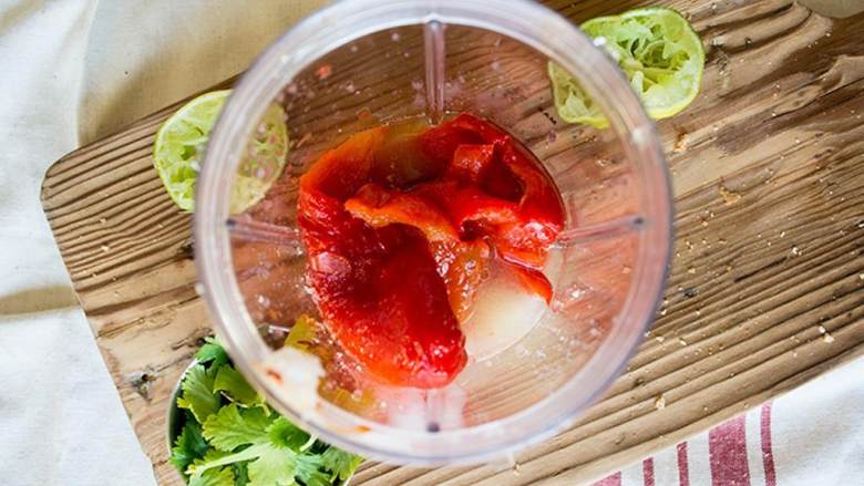 土耳其风味牛油果帕尼尼,继续在料理机里加进鹰嘴豆 、香菜 ,开启开关,直至搅拌至糊状。根据个人口味另加一些调味料。牛油果 切片。
