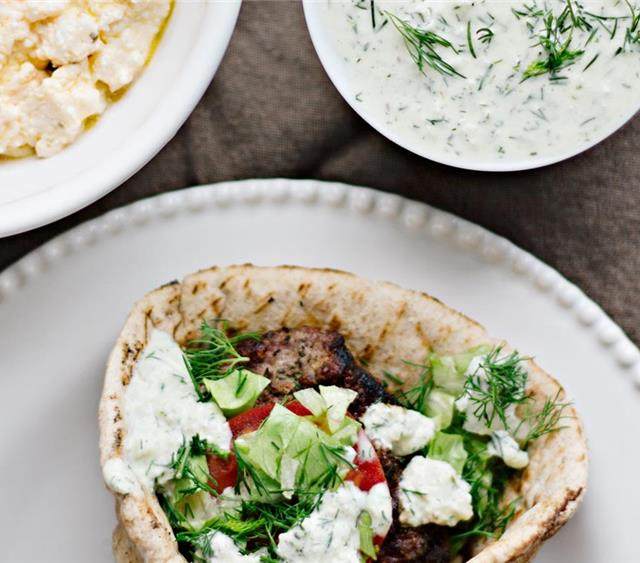 希腊烤羊肉皮塔三明治