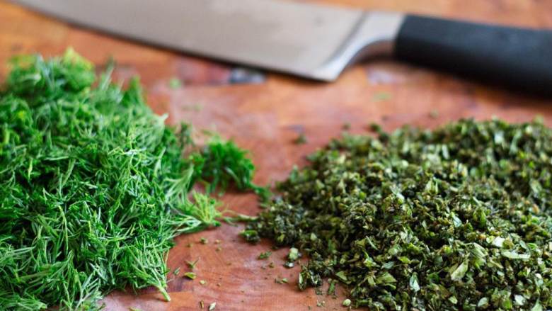 希腊烤羊肉皮塔三明治,轻轻去除牛至和莳萝茎上的叶子。将新鲜牛至 和新鲜莳萝 切碎。