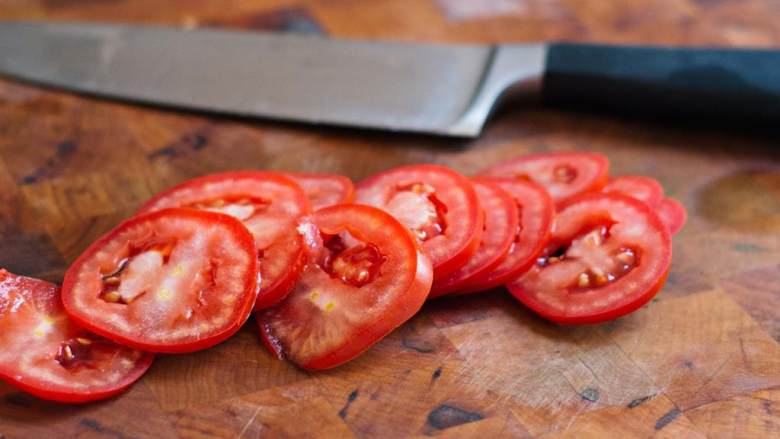 希腊烤羊肉皮塔三明治,将番茄 切片。