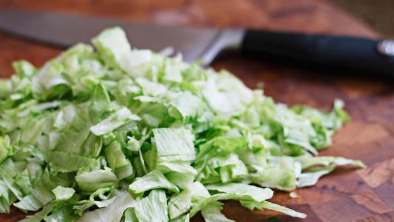 希腊烤羊肉皮塔三明治,清洗球型生菜  并撕碎。