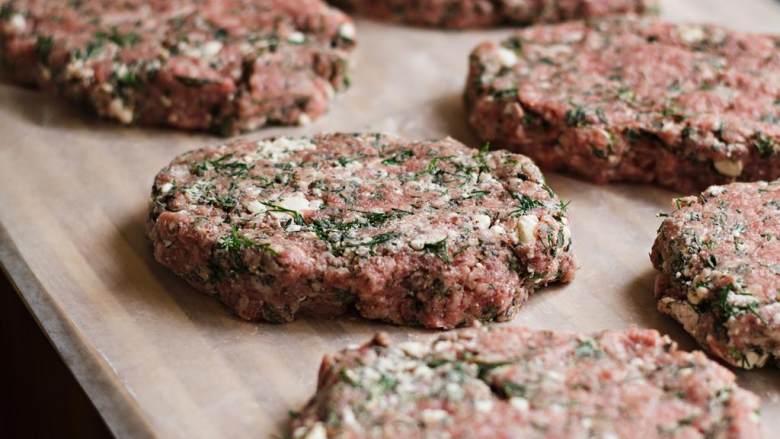 希腊烤羊肉皮塔三明治,将混合物做成8个扁平的椭圆形肉饼。