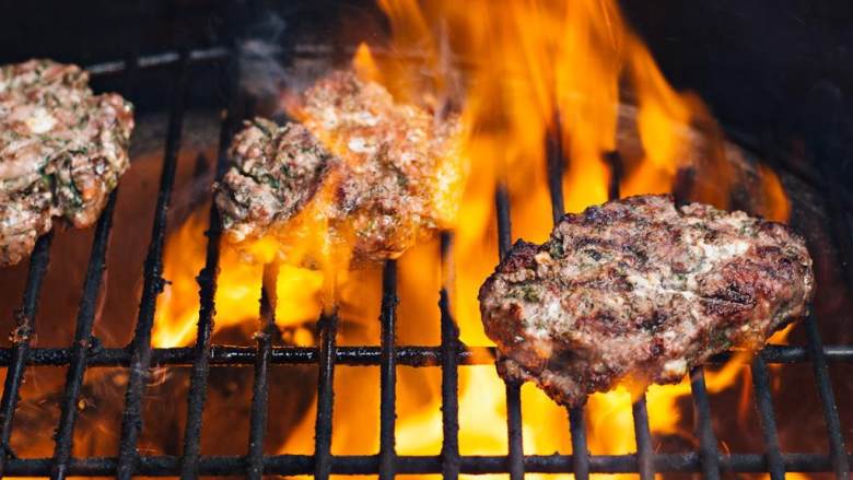 希腊烤羊肉皮塔三明治,加热烤盘至中高温。把肉饼放在烤盘上，直接烤5分钟（不隔火），翻面再烤5分钟。烤的时候不要压肉饼，以防肉汁流失。