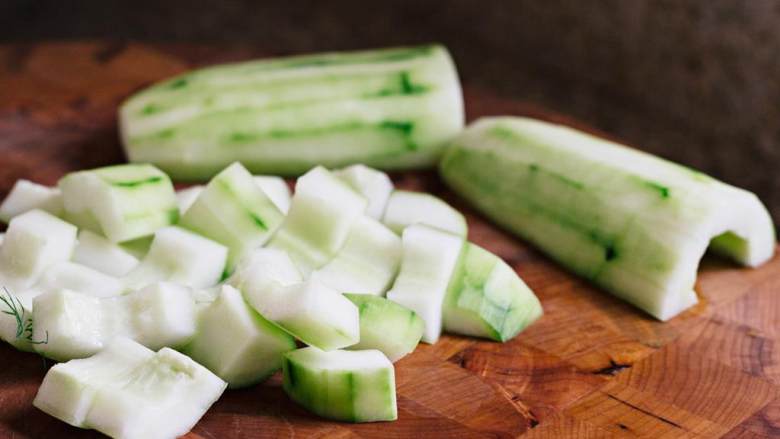 希腊烤羊肉皮塔三明治,把黄瓜 切大块。