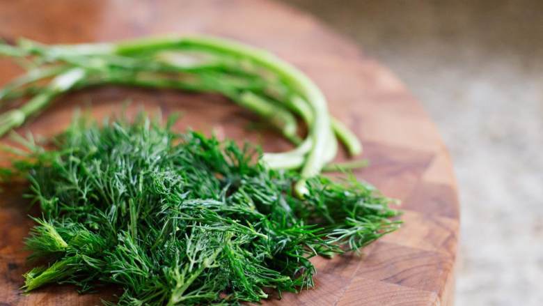 希腊烤羊肉皮塔三明治,轻轻去除新鲜莳萝 茎上的叶子，大致切一下。