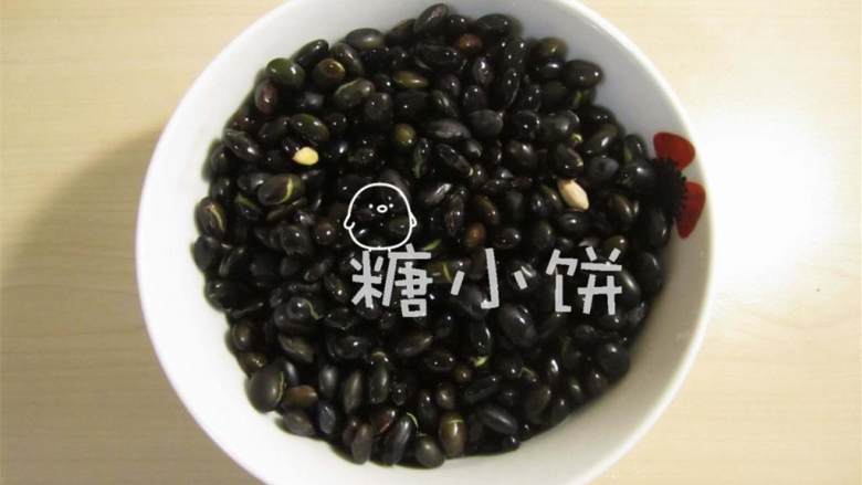 黑豆腊肠枕头粽,黑豆 提前用清水浸泡一夜,滤去多余水分备用