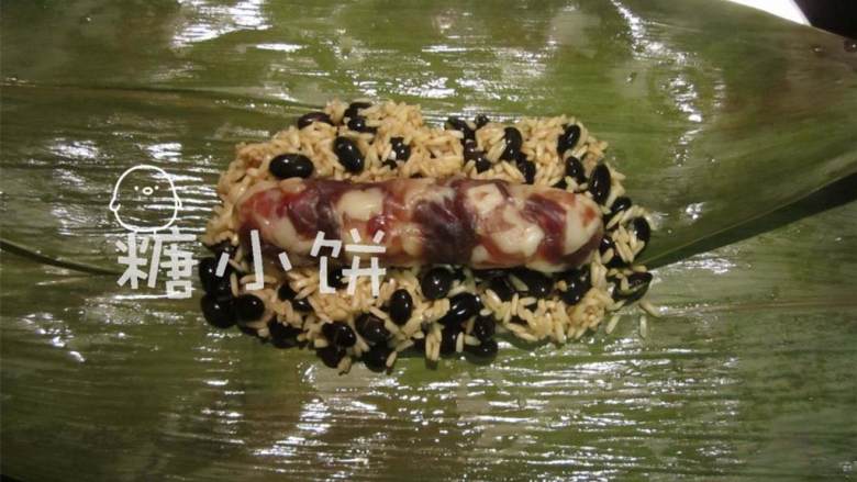 黑豆腊肠枕头粽,摆上腊肠 ,可以摆一根也可以半根