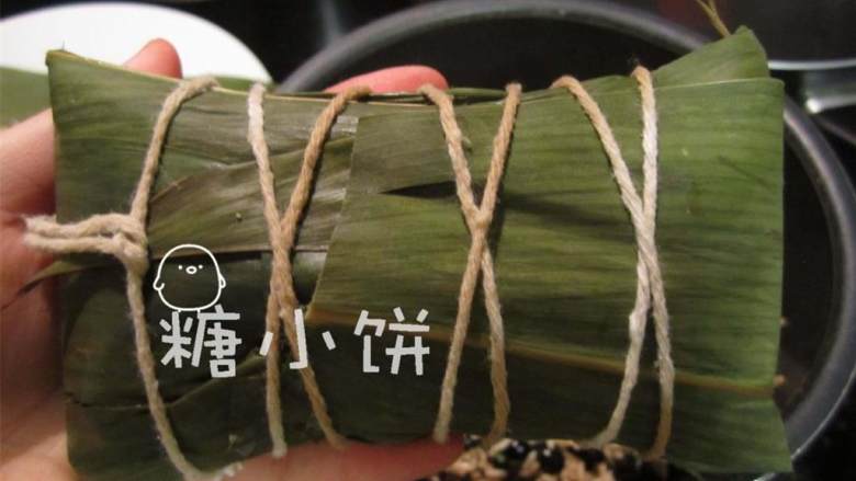 黑豆腊肠枕头粽,棉绳捆紧,煮熟就好~用高压锅上汽煮30-40分钟