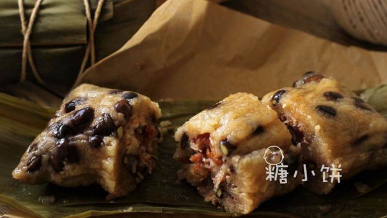 黑豆腊肠枕头粽,上桌!
