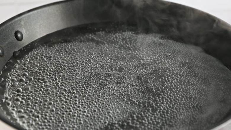 水波蛋,当水快速冒泡但还未沸腾时,就可以加入鸡蛋