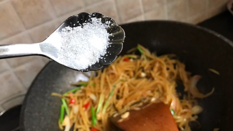 酸辣土豆丝,出锅前加入一勺盐和鸡精,鸡精可放可不放,没有放依然好吃哦