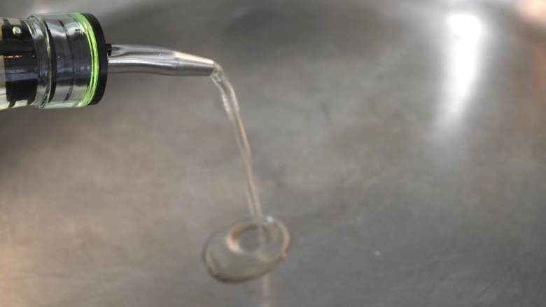 喷烤三文鱼,加入菜油 ,如果你使用的锅较大,不妨多倒些。