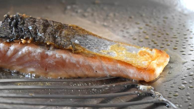 喷烤三文鱼,把三文鱼腩翻面,继续煎3到4分钟。