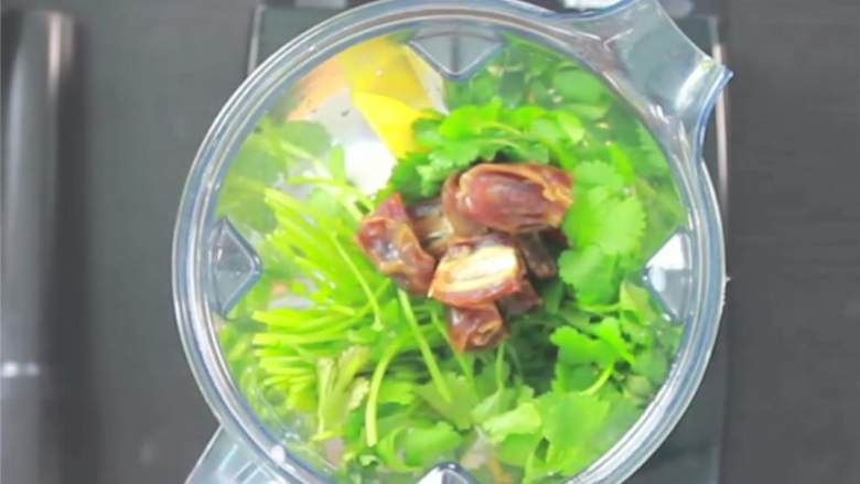 香菜热带水果奶昔,新鲜木瓜 去皮切块,将新鲜芒果 、新鲜香菜叶 、枣子 、冰块 放入瓶中。