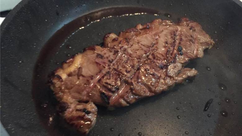 夏里亚宾牛排盖饭,取出洋葱放置待用,锅里放黄油煎牛排。
