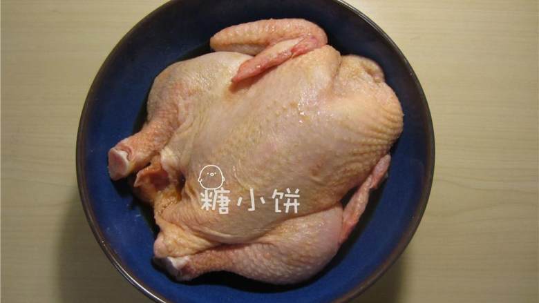 荷香叫花鸡,童子鸡 洗净去毛, 加 花雕酒 , 生抽 , 五香粉 , 白砂糖, 盐 搓匀, 表面盖好保鲜膜,送入冰箱腌制一夜