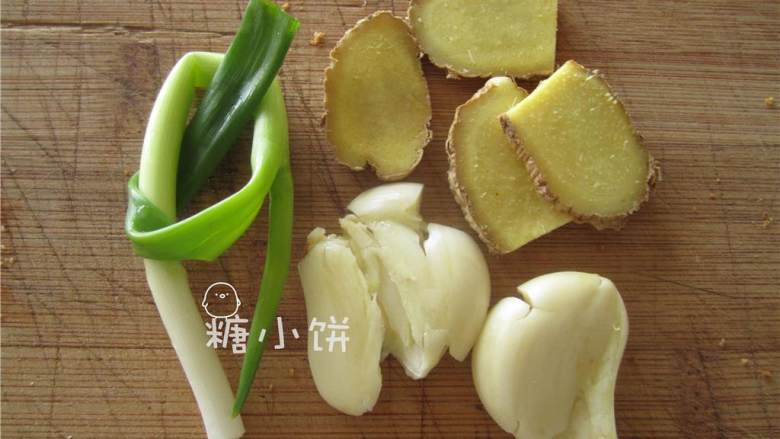 荷香叫花鸡,葱 打结, 姜 切片, 蒜 去皮拍扁后填入腌好的鸡内部