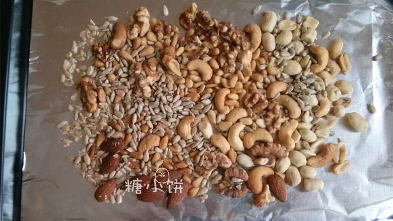 五仁广式月饼,核桃仁 , 松仁 , 腰果 , 葵花籽 , 花生 , 杏仁, 提前烤熟。放凉后将大颗粒的坚果切碎备用