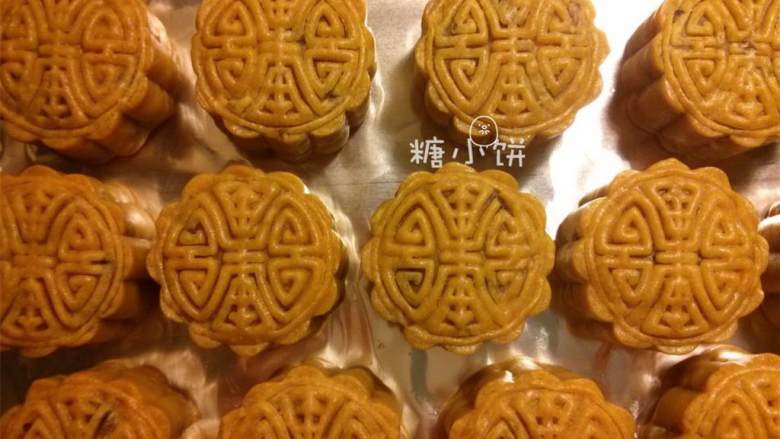 五仁广式月饼,全部用月饼模具压出形状,排在垫好锡纸的烤盘上。 送入预热好180摄氏度的烤箱中层烤10分钟左右。