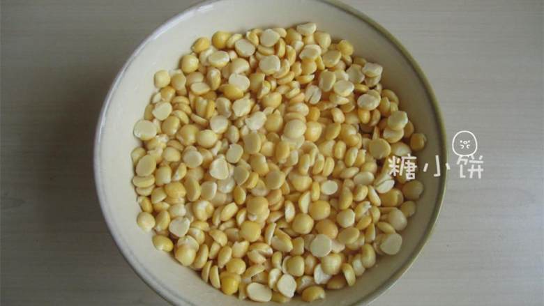 豌豆黄,泡好的样子，吸水涨发了很多，滤掉多余水分