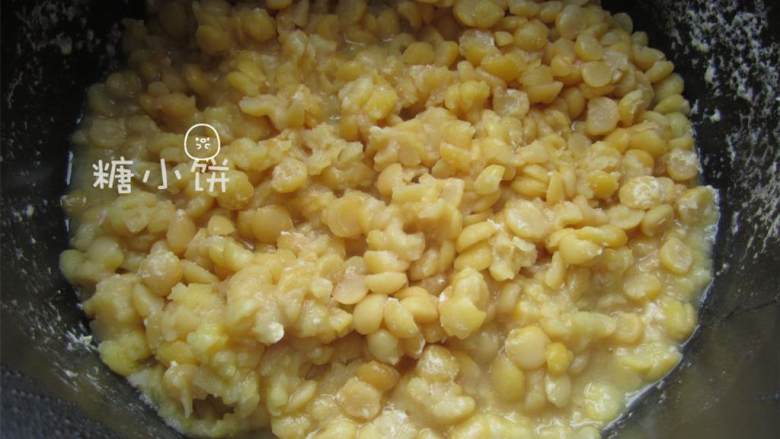 豌豆黄,泡好的豌豆放入高压锅中，再加清水至几乎刚好没过豆子。高压锅上汽后压20分钟，如图是压好以后的样子