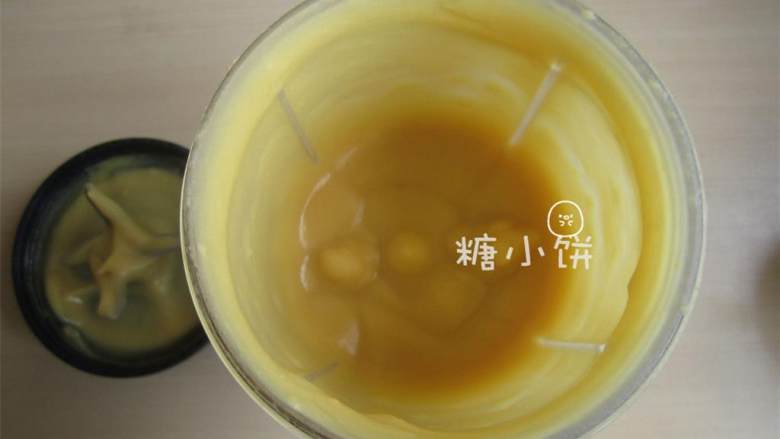 豌豆黄,泡好的豌豆放入高压锅中，再加清水至几乎刚好没过豆子。高压锅上汽后压20分钟，如图是压好以后的样子