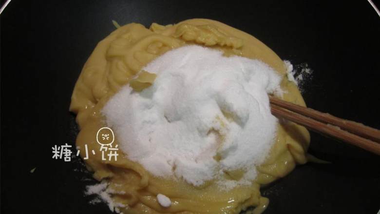 豌豆黄,豌豆泥倒入不沾锅中，加入 白糖 ，中大火不停翻炒