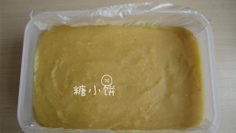 豌豆黄,炒到感觉不是很湿的样子（这个很难量化><只能说是感觉了）。倒入容器中压平，我用的是一个保鲜盒，底部垫了层保鲜袋便于之后脱模