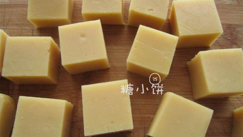 豌豆黄,自然冷却后送入冰箱冷藏1-2个小时，取出切块即可