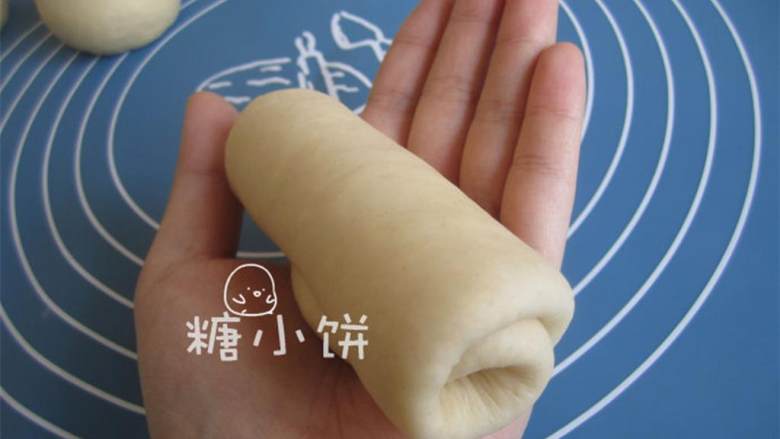 香甜柔软脆底蜂蜜小面包,卷起来,完成一次擀卷。
