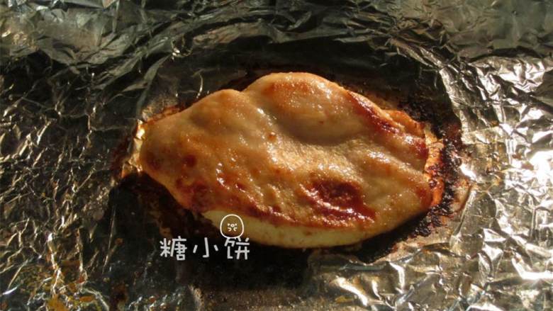 烟熏风味BBQ烤鸡肉披萨,放入烤箱,180摄氏度烤20分钟后调至200度,烤至两面上色。