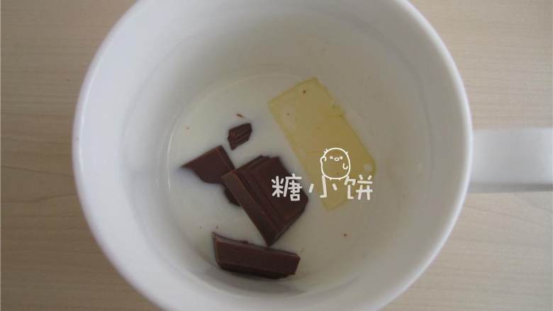 微波炉马克杯蛋糕,全脂牛奶(60 克)，无盐黄油(15g)和掰成小块的黑巧克力(40g)放在马克杯中再加入黄糖(20 克)，送入微波炉中叮1分钟。