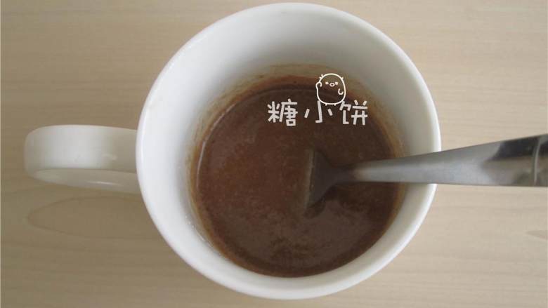 微波炉马克杯蛋糕,取出马克杯,搅拌均匀。