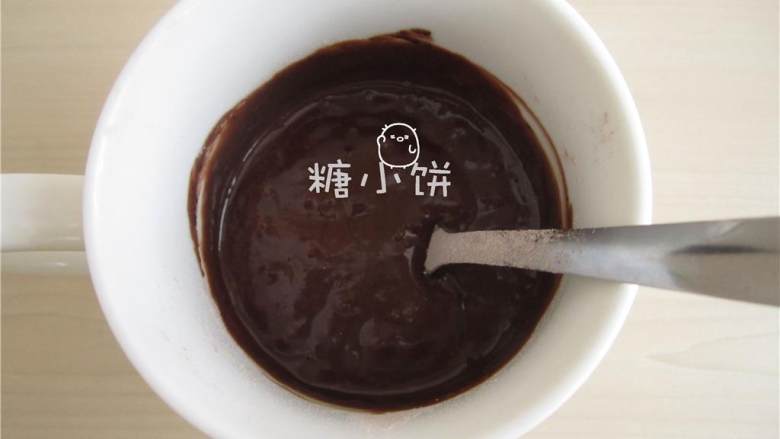 微波炉马克杯蛋糕,再次混合均匀,放入微波炉中叮1分30秒。