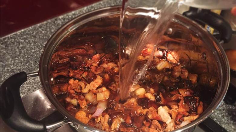 台湾卤肉饭,换深锅,加水没入食材,加入冰糖 ,八角,干辣椒少许